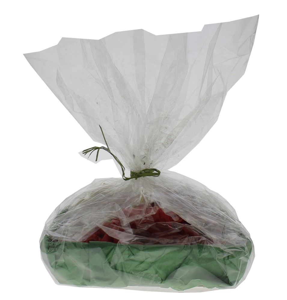 Mise en cadeau dans une corbeille sous film cristal avec bolduc