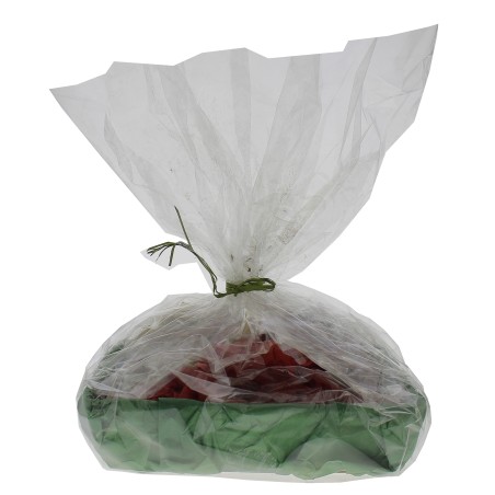 Mise en cadeau dans une corbeille sous film cristal avec bolduc