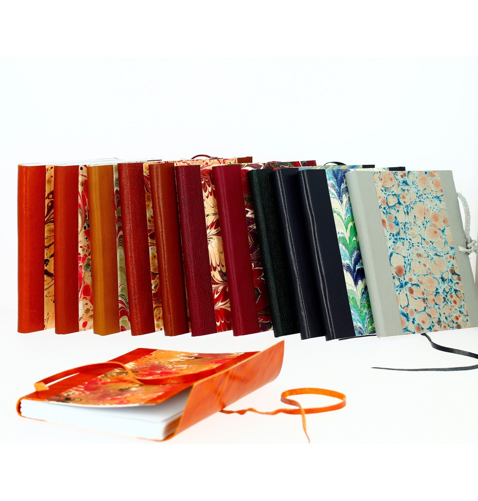 Carnet relié en cuir et Papier Marbré A5 - Dos Vert Sapin avec lanières